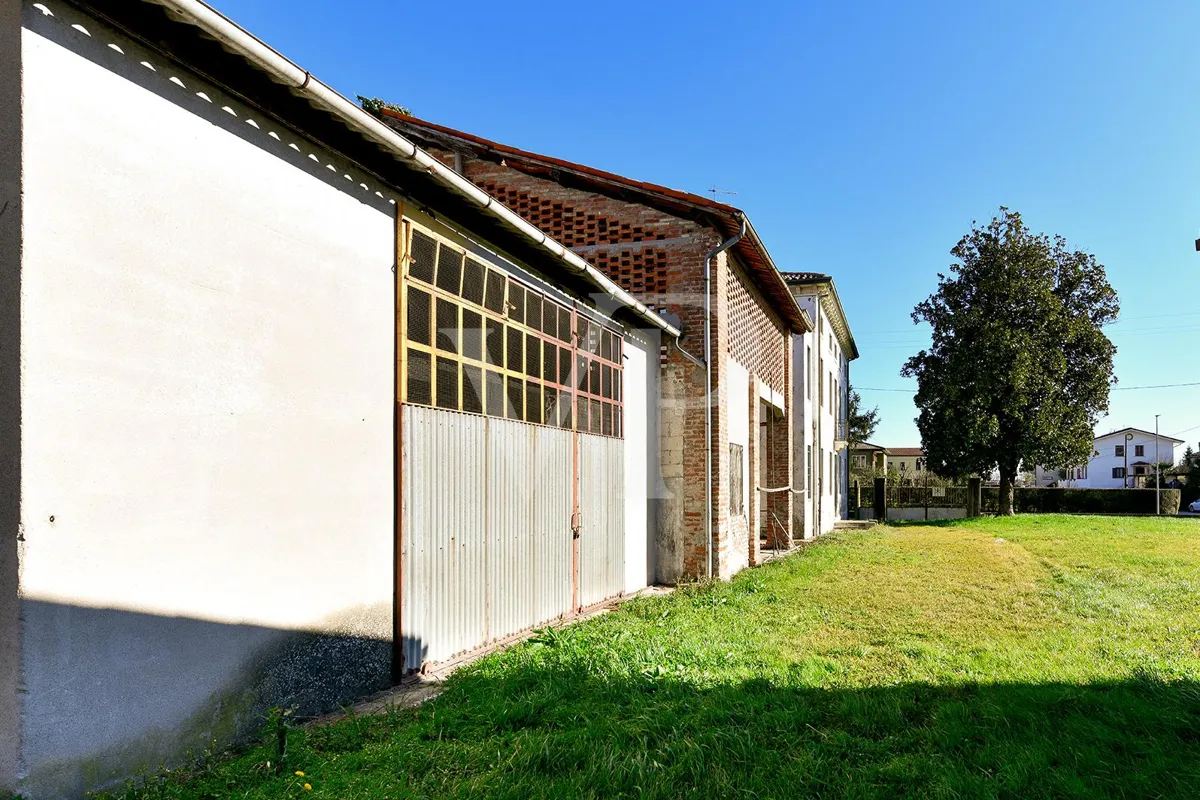 Villa storica con ampio potenziale edificatorio nel cuore di Villaganzerla