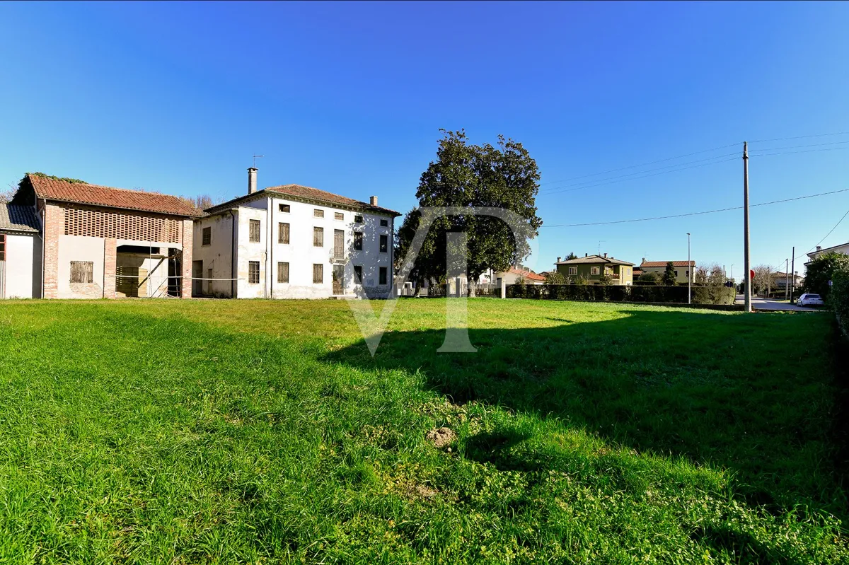 Villa storica con ampio potenziale edificatorio nel cuore di Villaganzerla