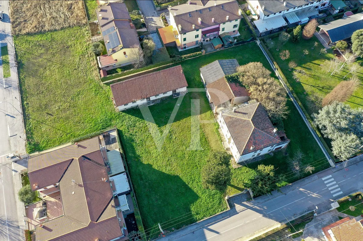 Villa storica con ampio potenziale edificatorio nel cuore di Villaganzerla