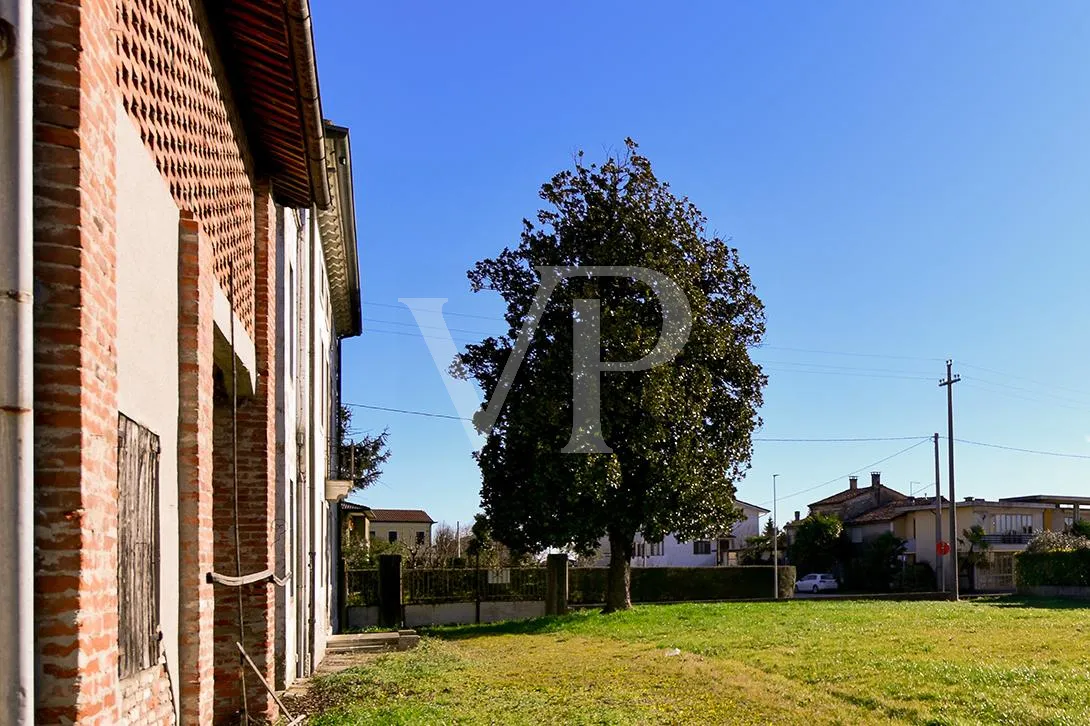 Villa storica con ampio potenziale edificatorio nel cuore di Villaganzerla