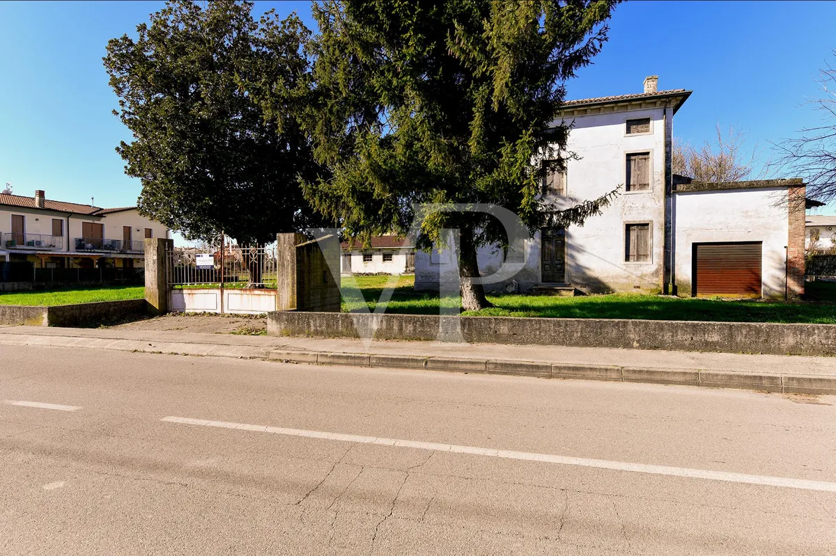 Villa storica con ampio potenziale edificatorio nel cuore di Villaganzerla