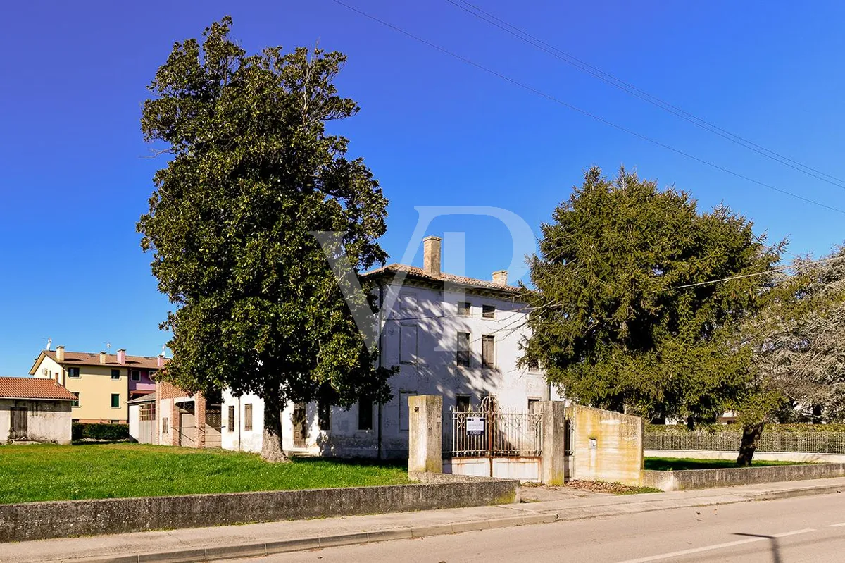 Villa storica con ampio potenziale edificatorio nel cuore di Villaganzerla