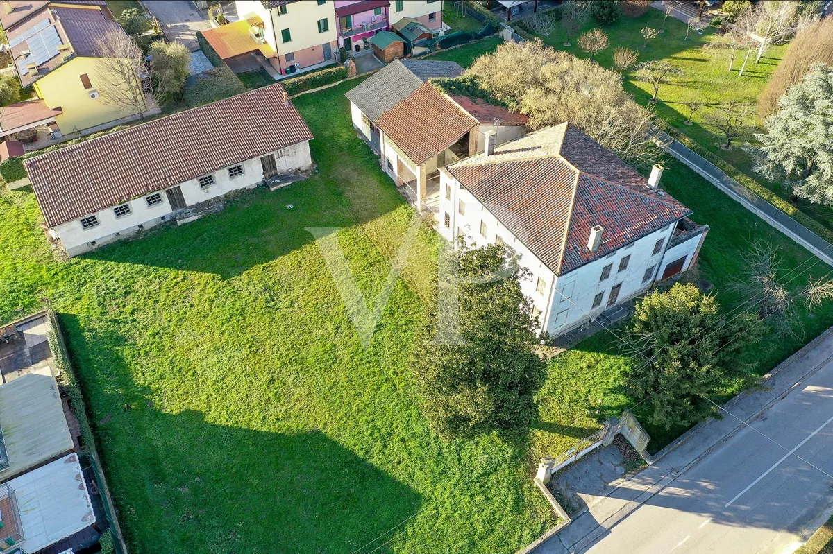 Villa storica con ampio potenziale edificatorio nel cuore di Villaganzerla