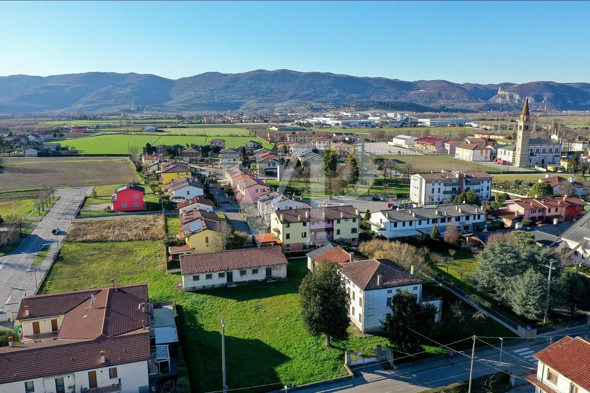 Villa storica con ampio potenziale edificatorio nel cuore di Villaganzerla