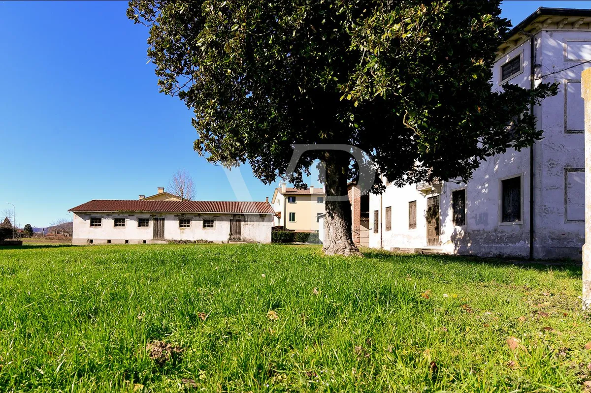 Villa storica con ampio potenziale edificatorio nel cuore di Villaganzerla