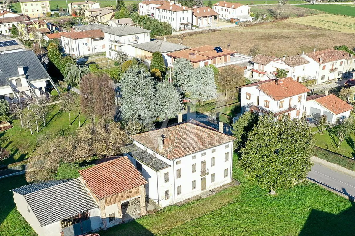Villa storica con ampio potenziale edificatorio nel cuore di Villaganzerla