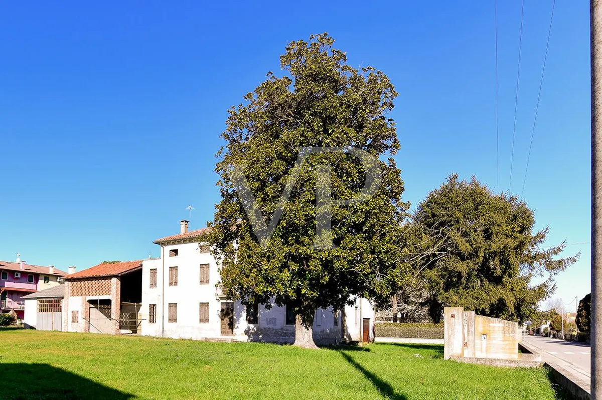 Βίλα προς ανακαίνιση στο Villaganzerla Castegnero