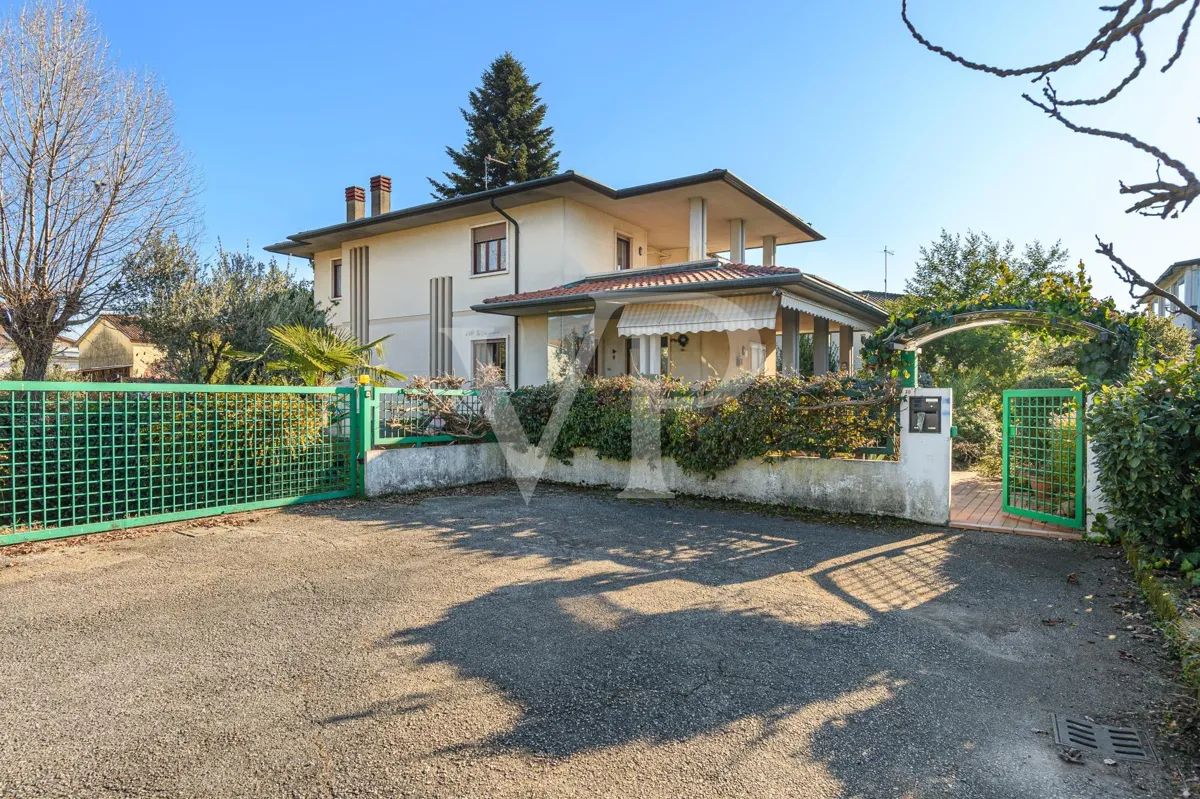 Freistehende Villa mit Garten - Nichteigentum