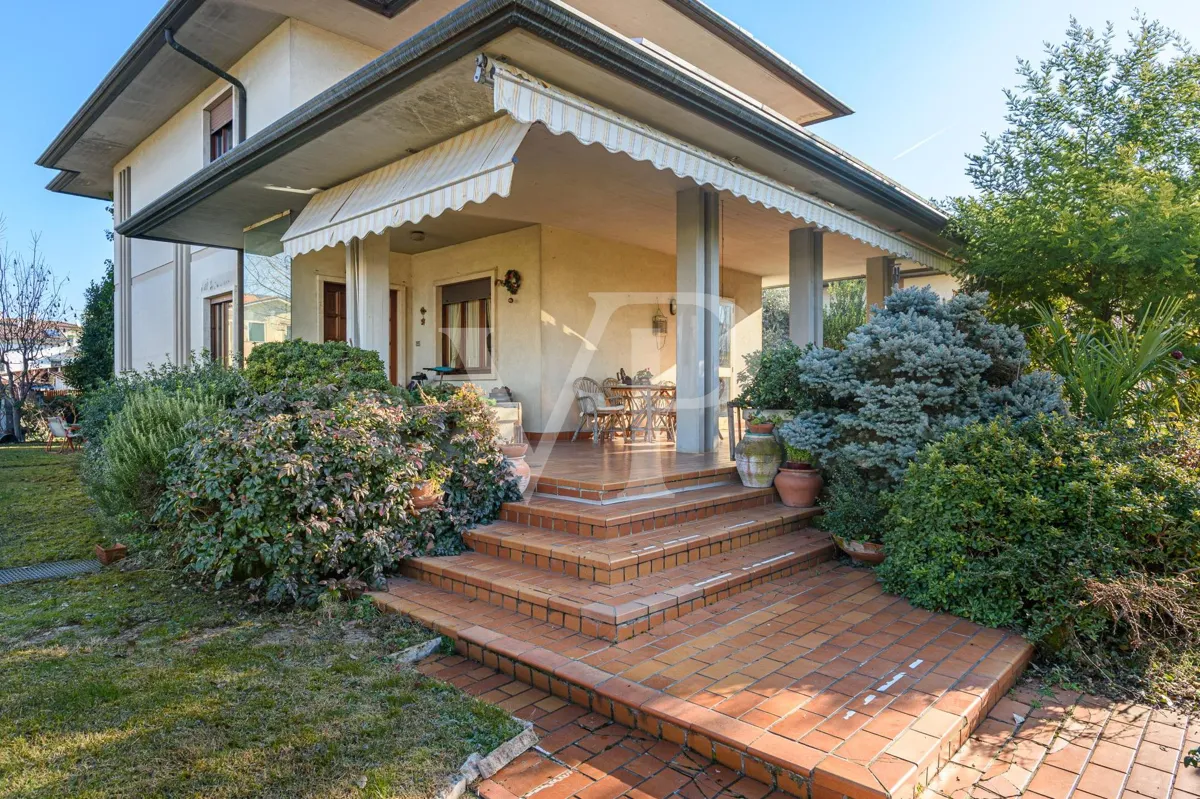 Freistehende Villa mit Garten - Nichteigentum