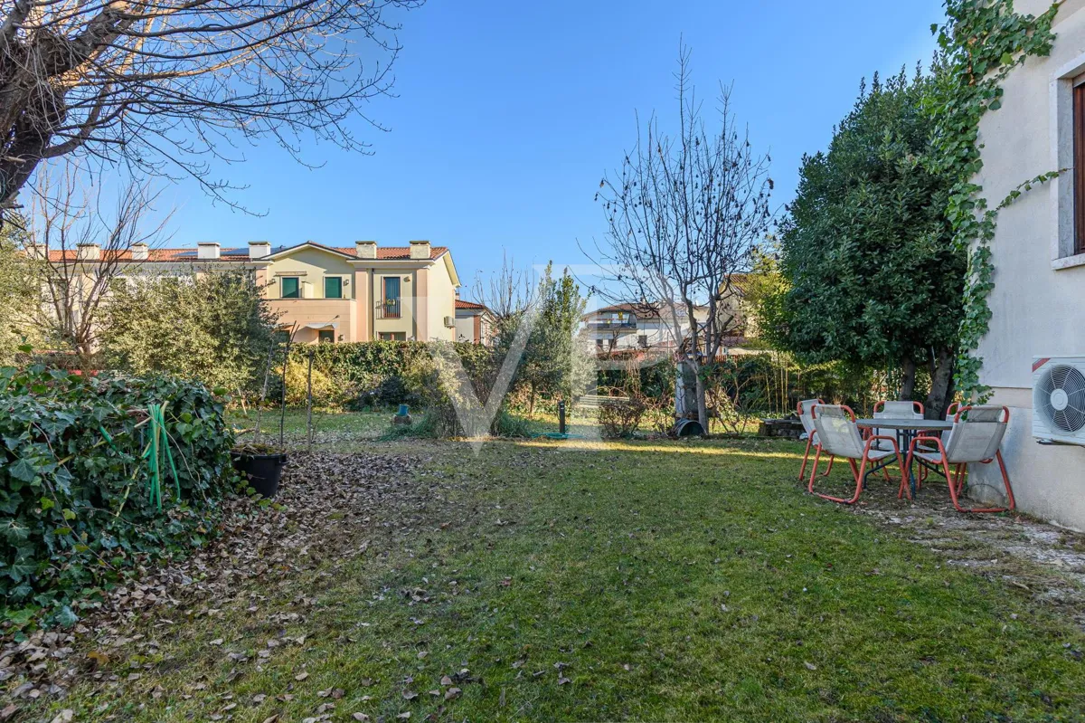 Freistehende Villa mit Garten - Nichteigentum