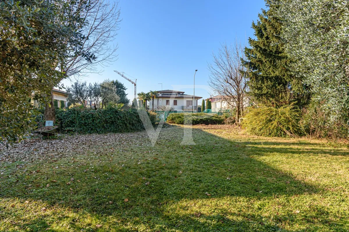 Freistehende Villa mit Garten - Nichteigentum