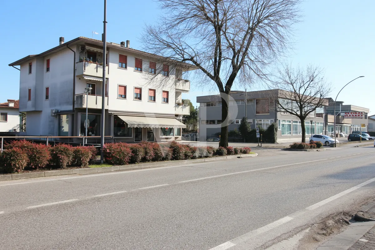 Negozio a reddito con ampio parcheggio privato – Motta di Costabissara (SP46 Pasubio)