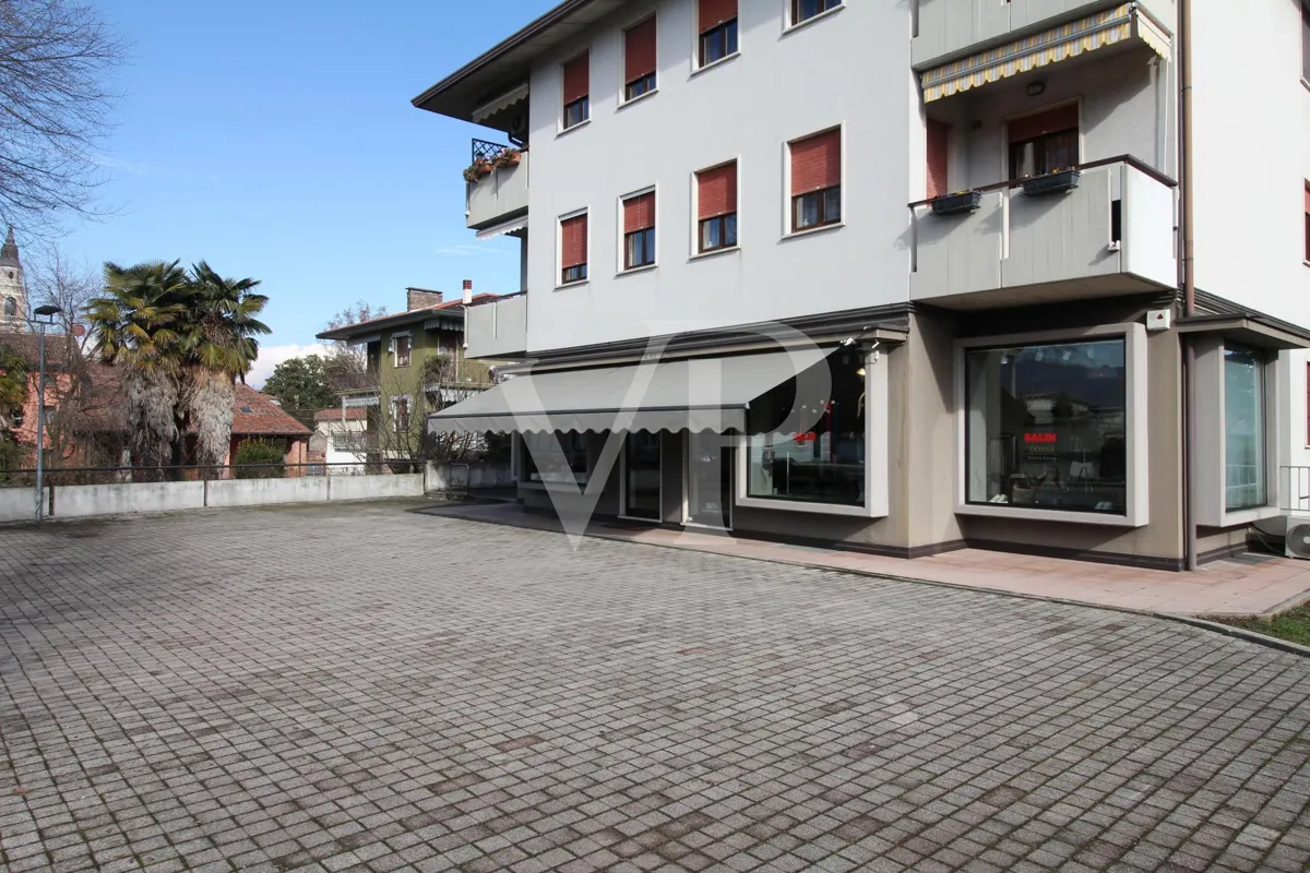 Negozio a reddito con ampio parcheggio privato – Motta di Costabissara (SP46 Pasubio)