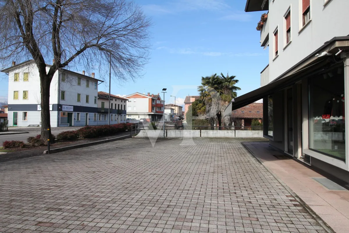 Negozio a reddito con ampio parcheggio privato – Motta di Costabissara (SP46 Pasubio)