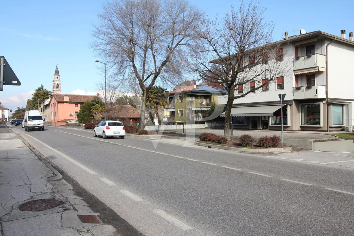 Negozio a reddito con ampio parcheggio privato – Motta di Costabissara (SP46 Pasubio)