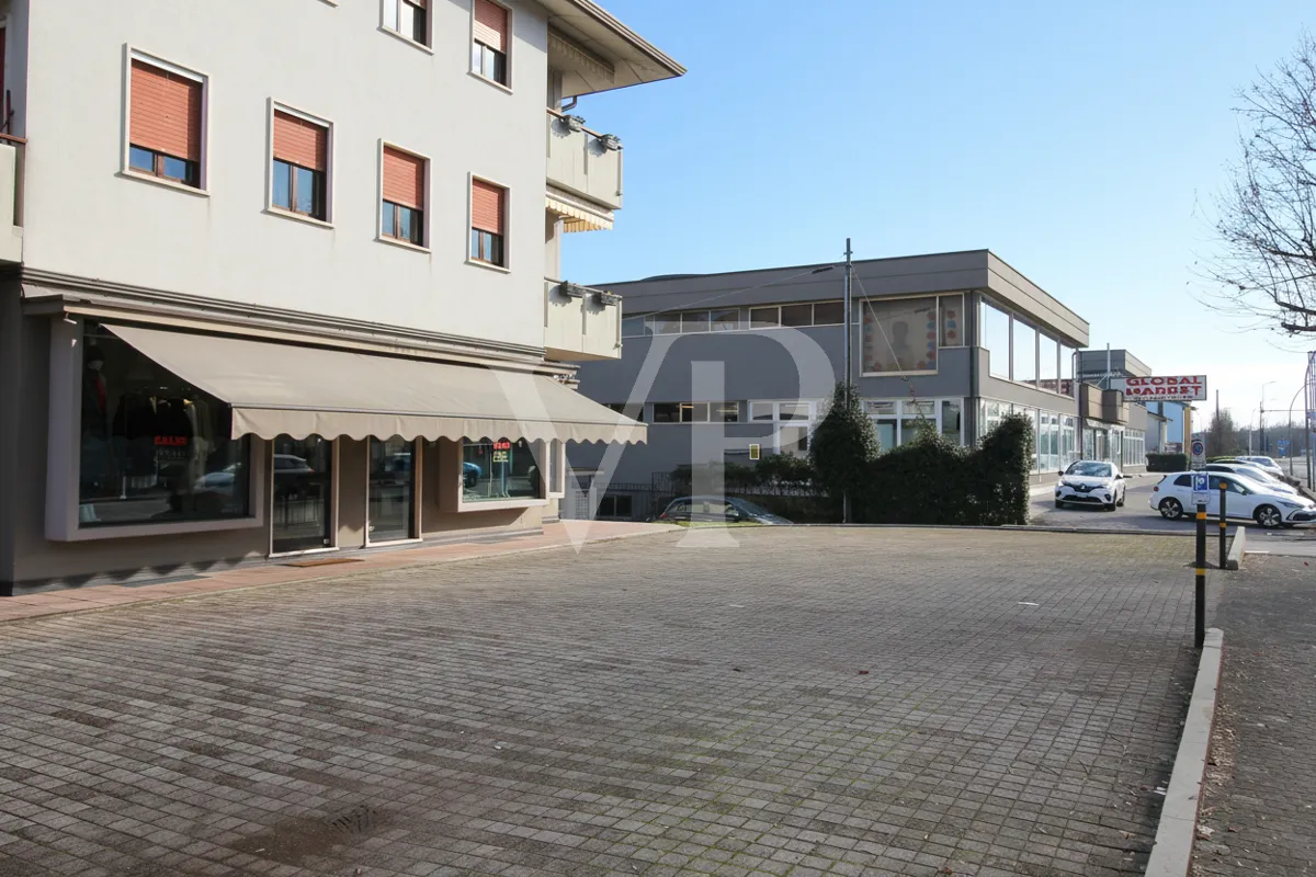Negozio a reddito con ampio parcheggio privato – Motta di Costabissara (SP46 Pasubio)
