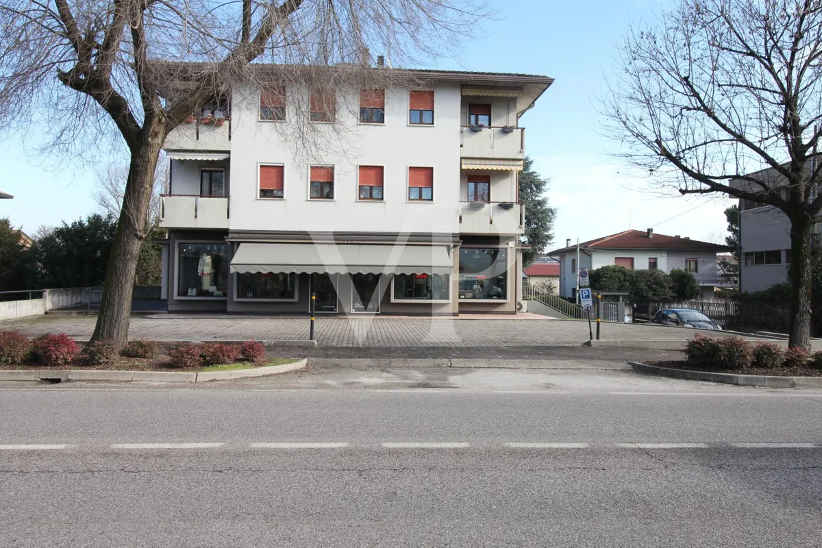 Negozio a reddito con ampio parcheggio privato – Motta di Costabissara (SP46 Pasubio)