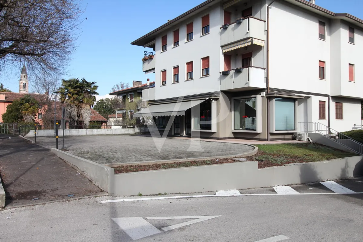 Negozio a reddito con ampio parcheggio privato – Motta di Costabissara (SP46 Pasubio)