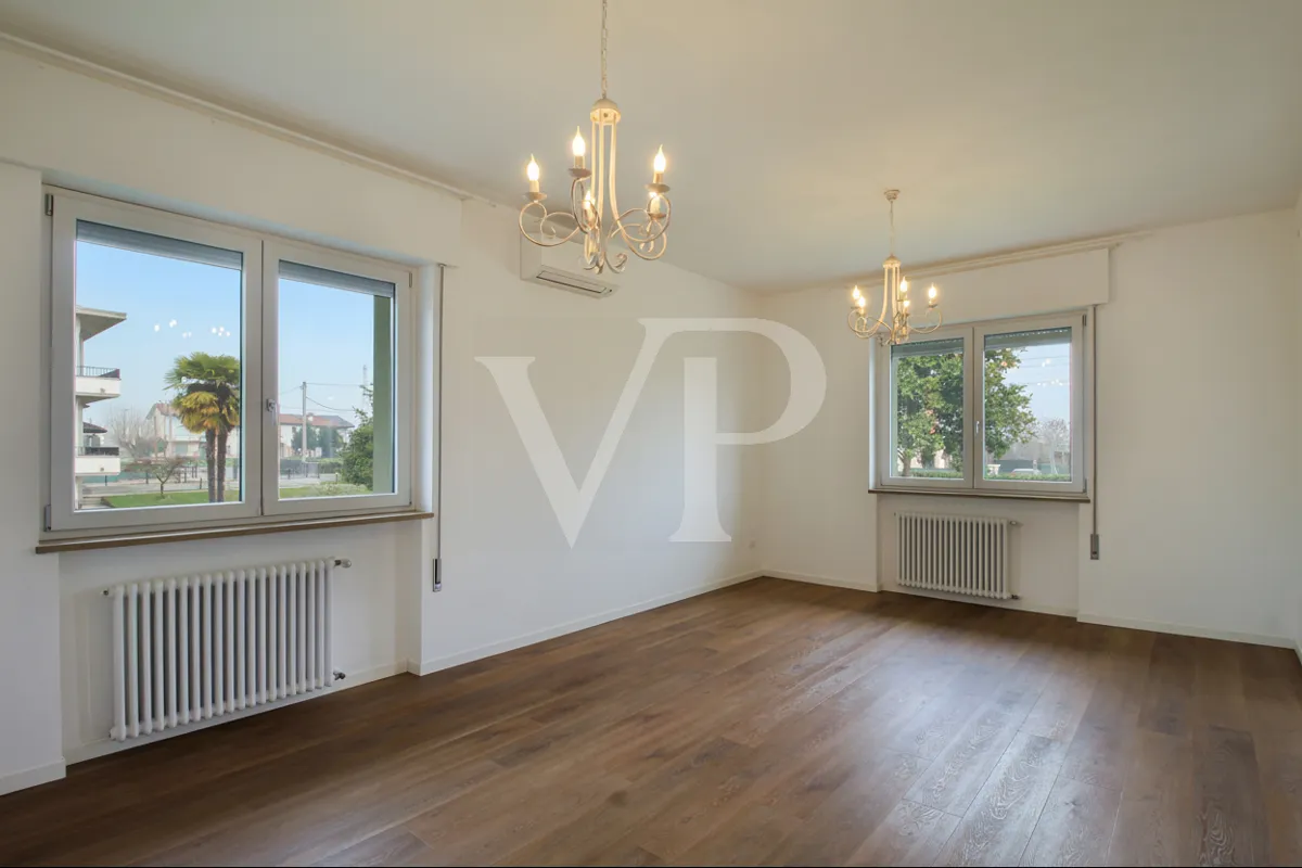 Elegante freistehende Villa mit privatem Garten