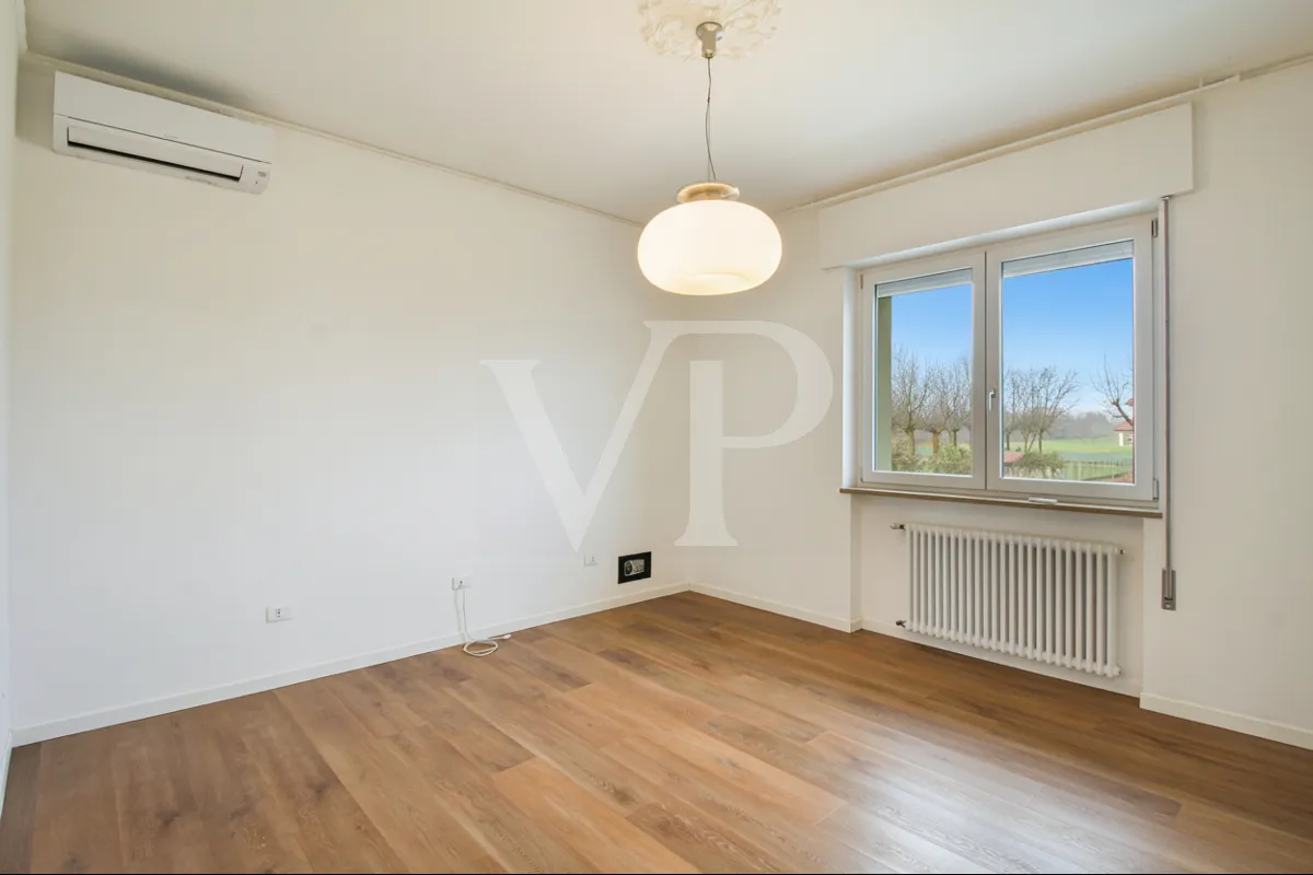 Elegante freistehende Villa mit privatem Garten