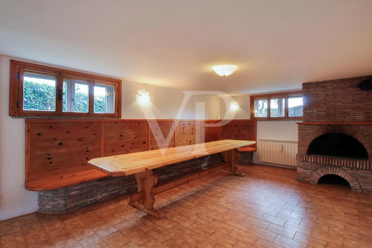 Elegante freistehende Villa mit privatem Garten