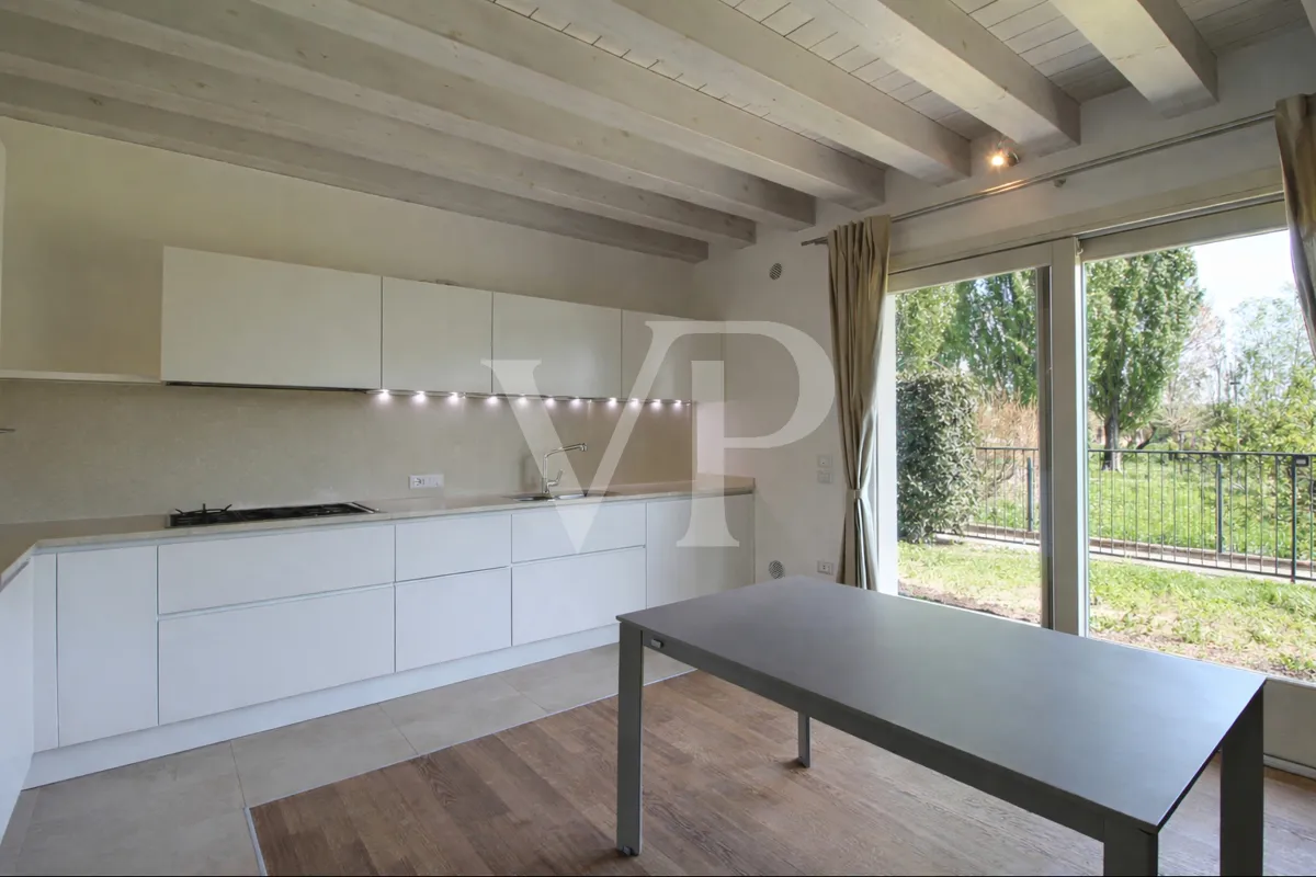 Appartamento moderno con giardino e zona giorno open space