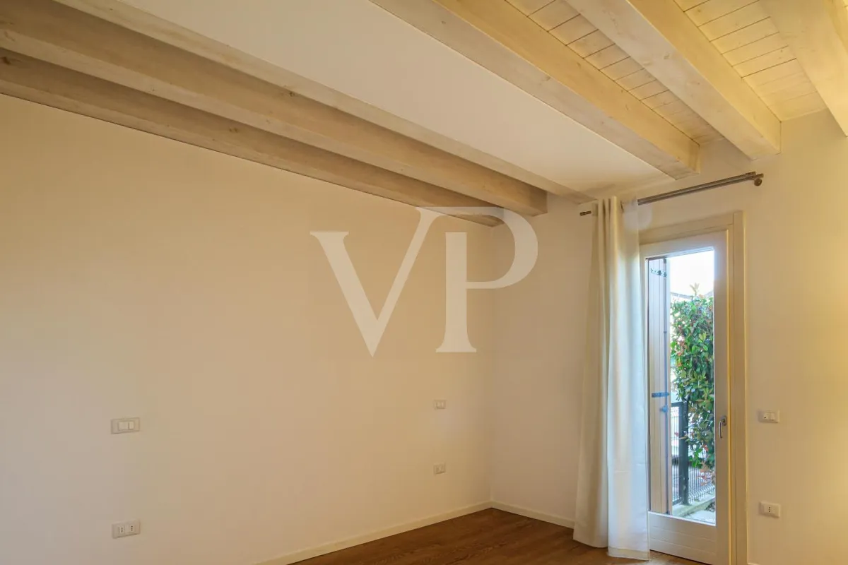 Appartamento moderno con giardino e zona giorno open space