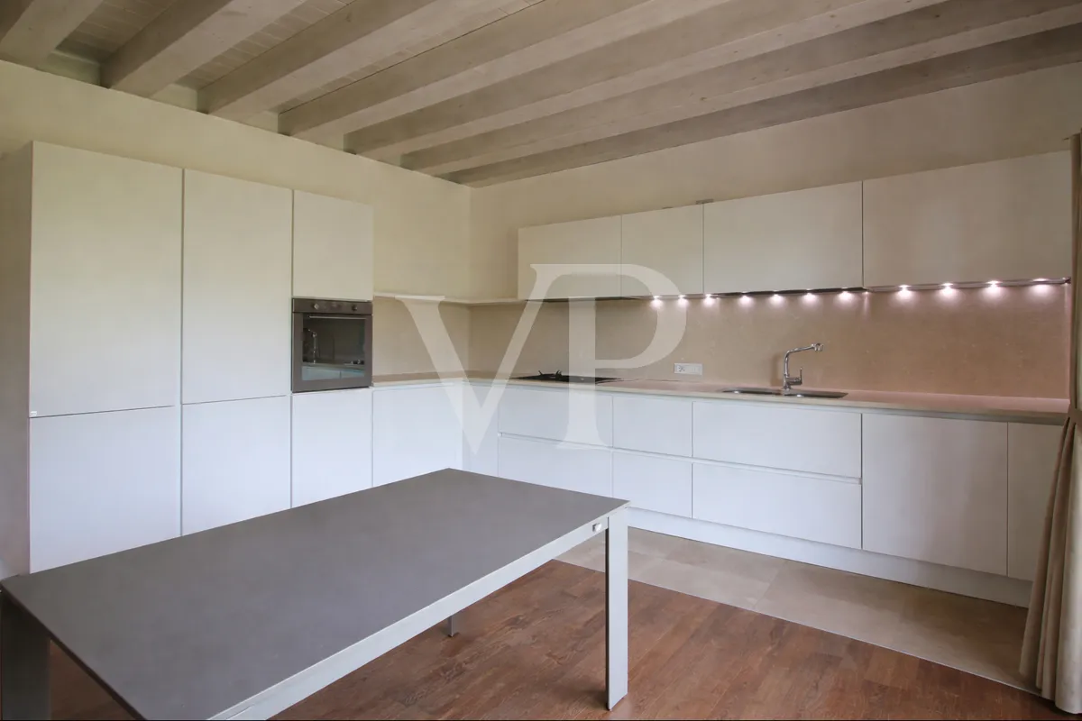 Appartamento moderno con giardino e zona giorno open space