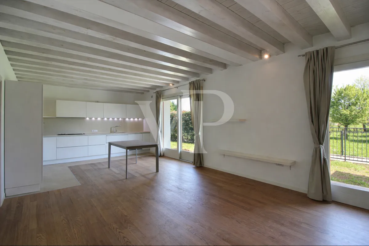 Appartamento moderno con giardino e zona giorno open space