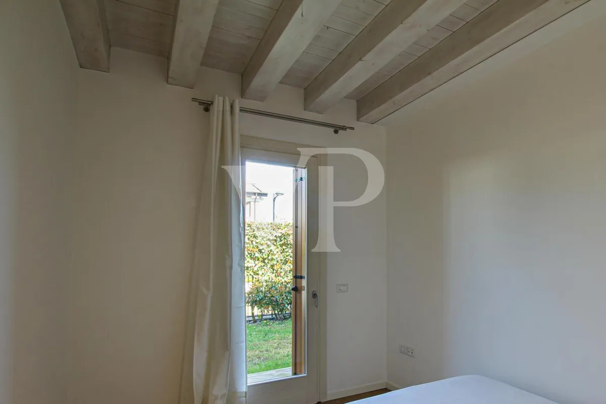 Appartamento moderno con giardino e zona giorno open space