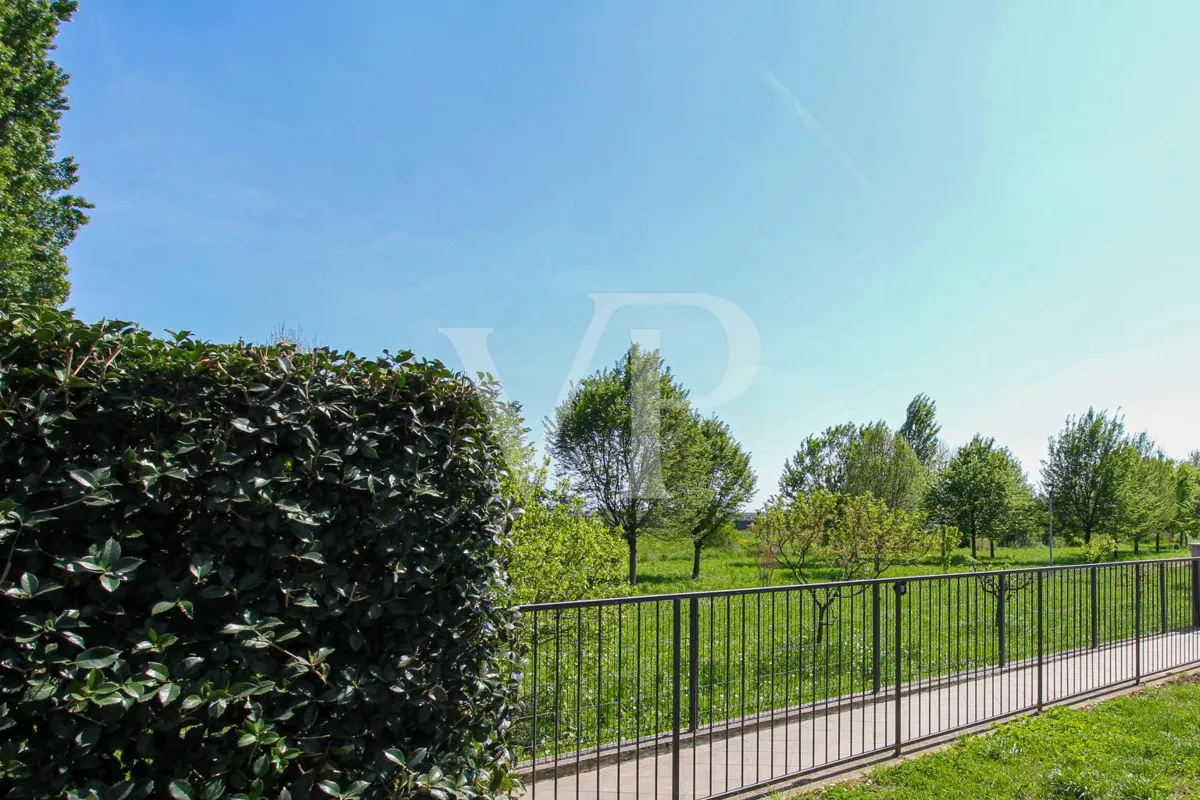 Appartamento moderno con giardino e zona giorno open space