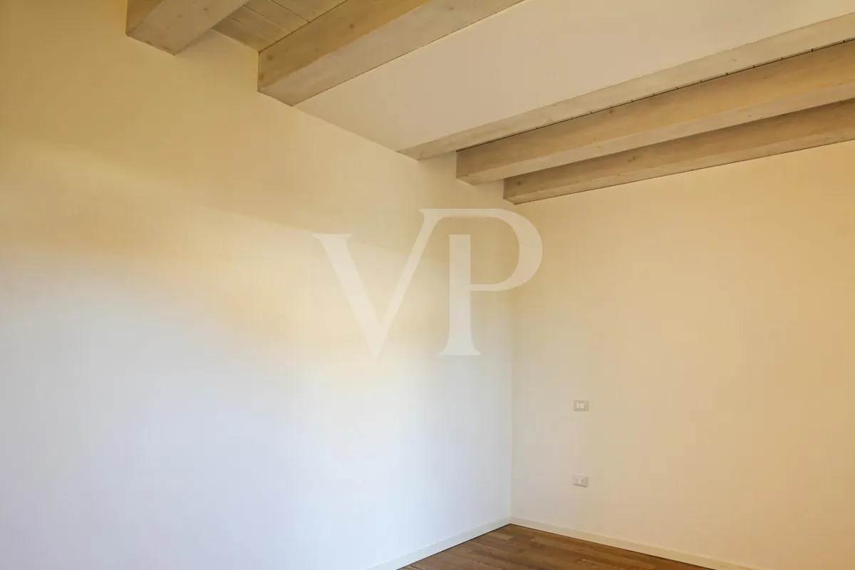 Appartamento moderno con giardino e zona giorno open space