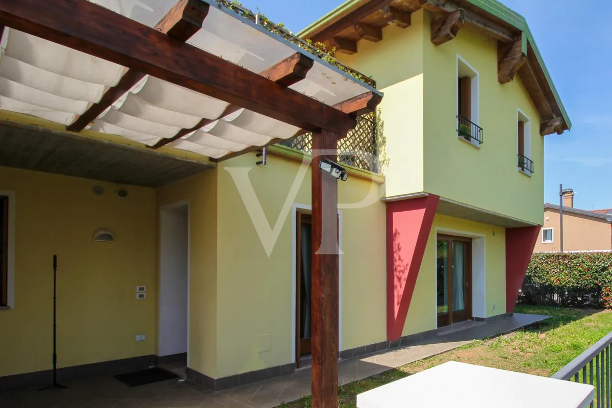 Appartamento moderno con giardino e zona giorno open space