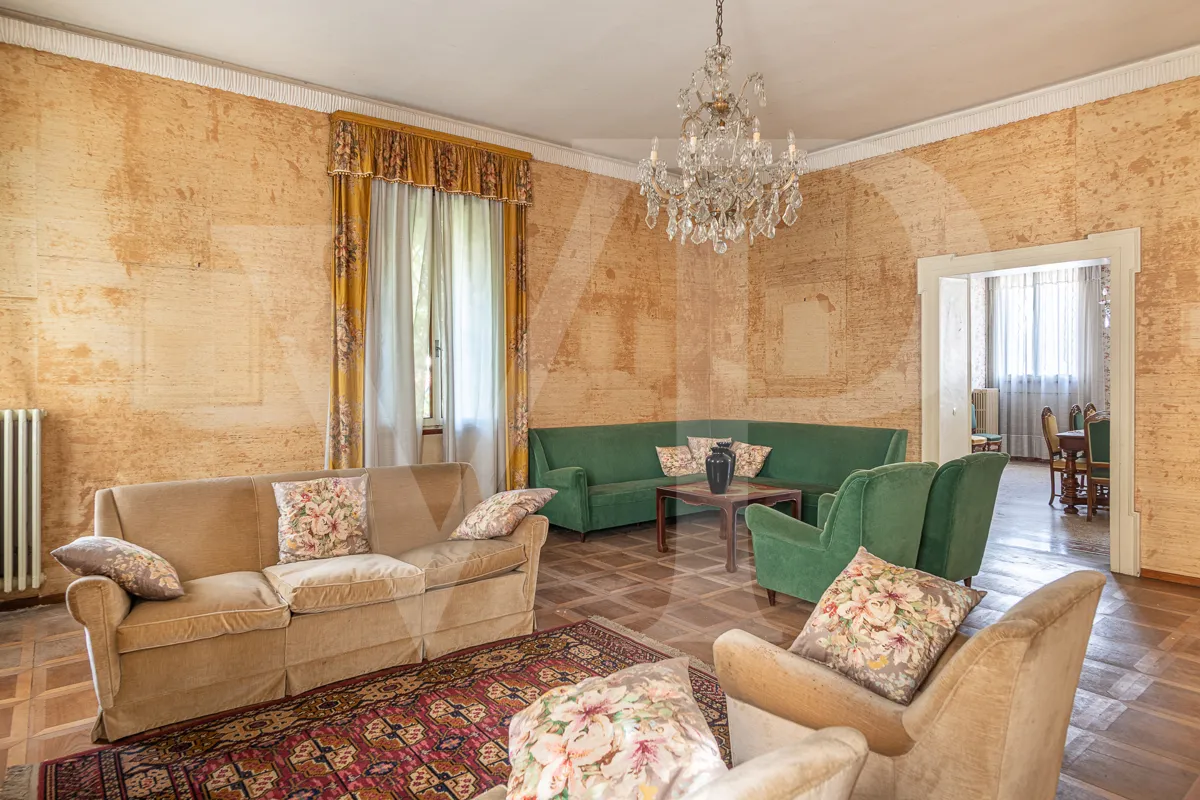 Historische Villa mit Park und handwerklichen Nebengebäuden