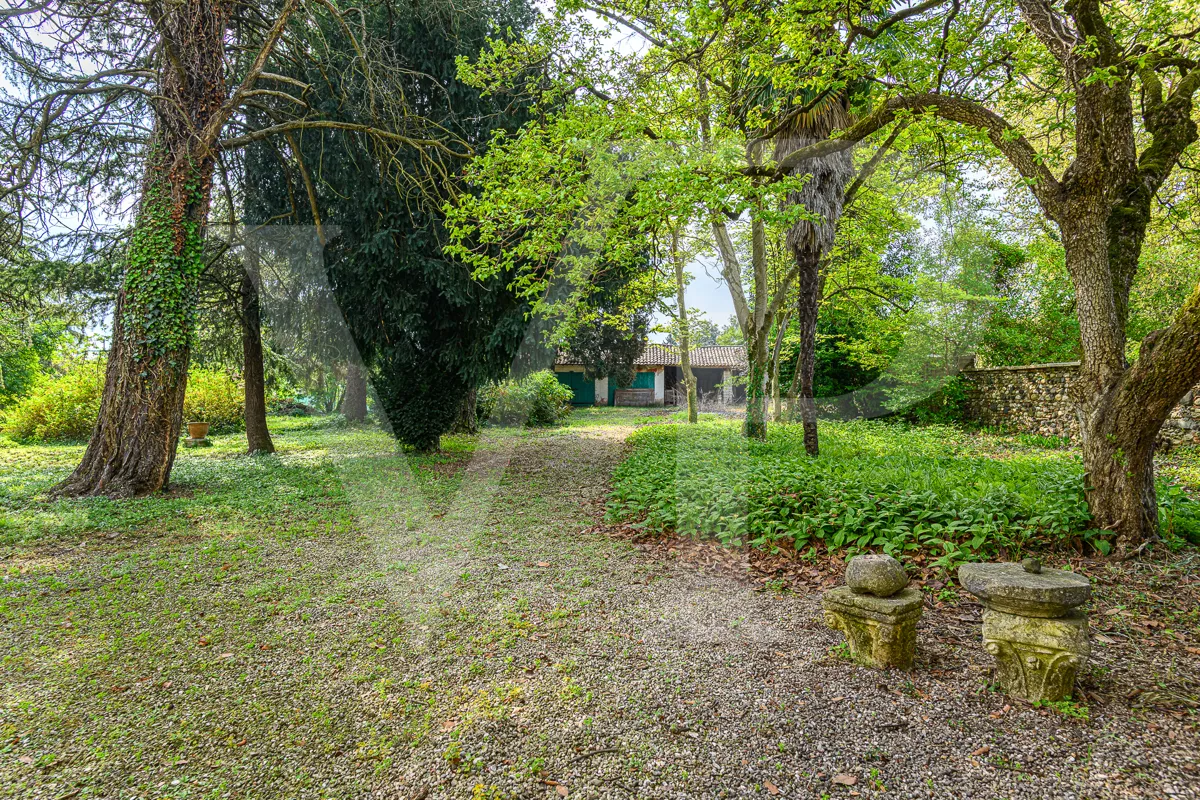 Historische Villa mit Park und handwerklichen Nebengebäuden