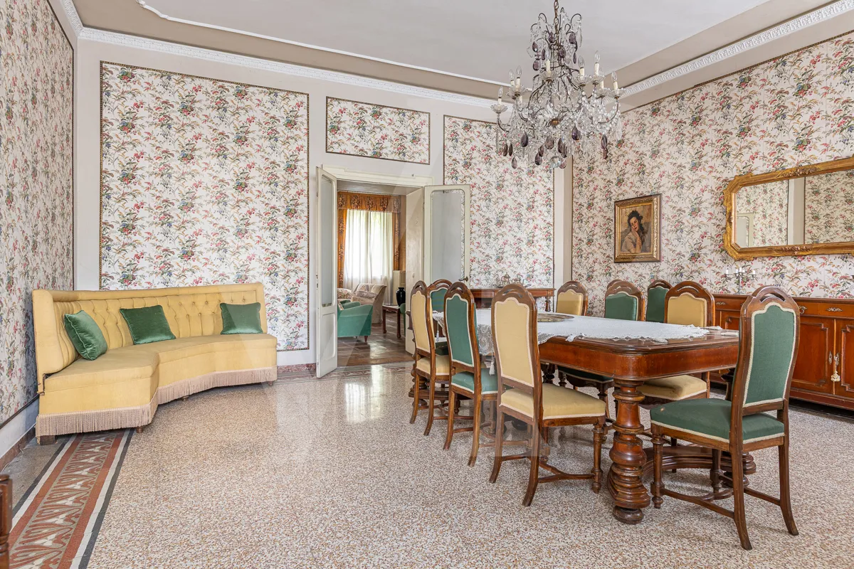 Historische Villa mit Park und handwerklichen Nebengebäuden
