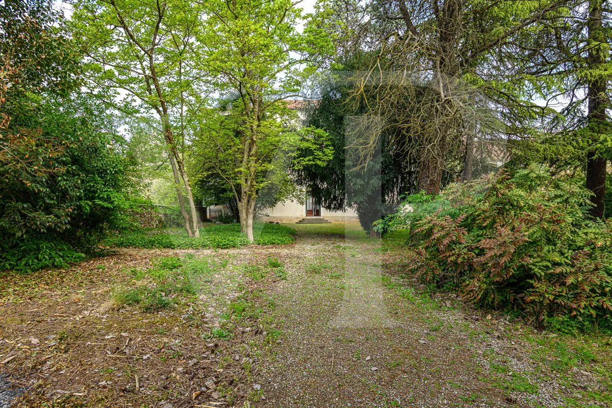 Historische Villa mit Park und handwerklichen Nebengebäuden