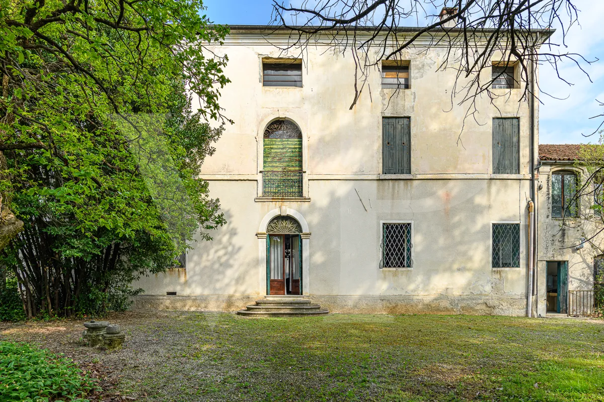 Historische Villa mit Park und handwerklichen Nebengebäuden
