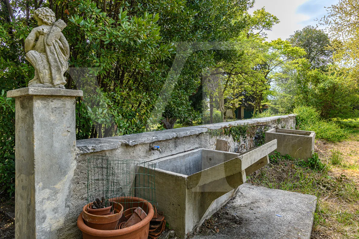 Historische Villa mit Park und handwerklichen Nebengebäuden