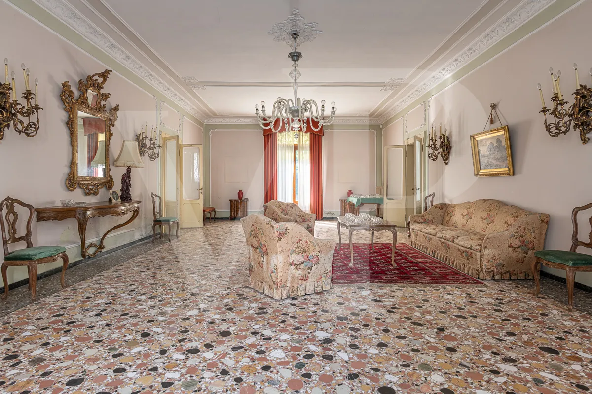 Historische Villa mit Park und handwerklichen Nebengebäuden
