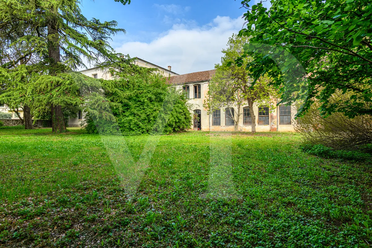 Historische Villa mit Park und handwerklichen Nebengebäuden