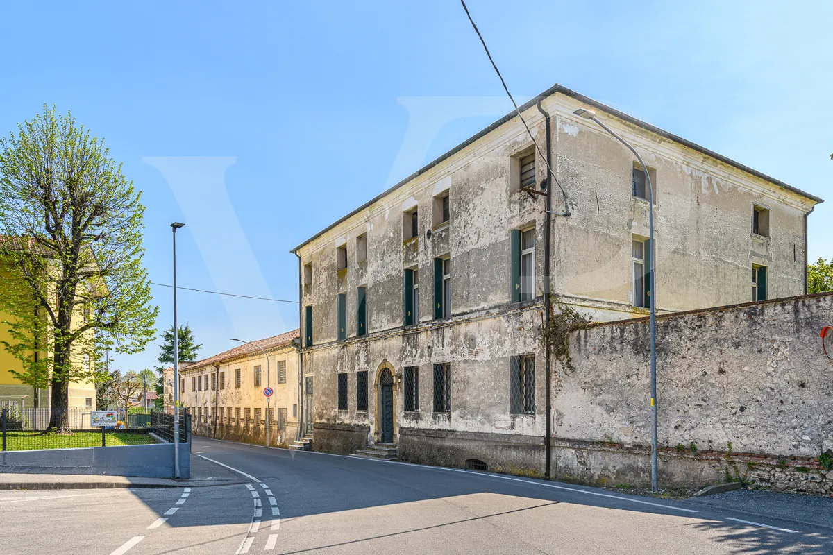 Historische Villa mit Park und handwerklichen Nebengebäuden