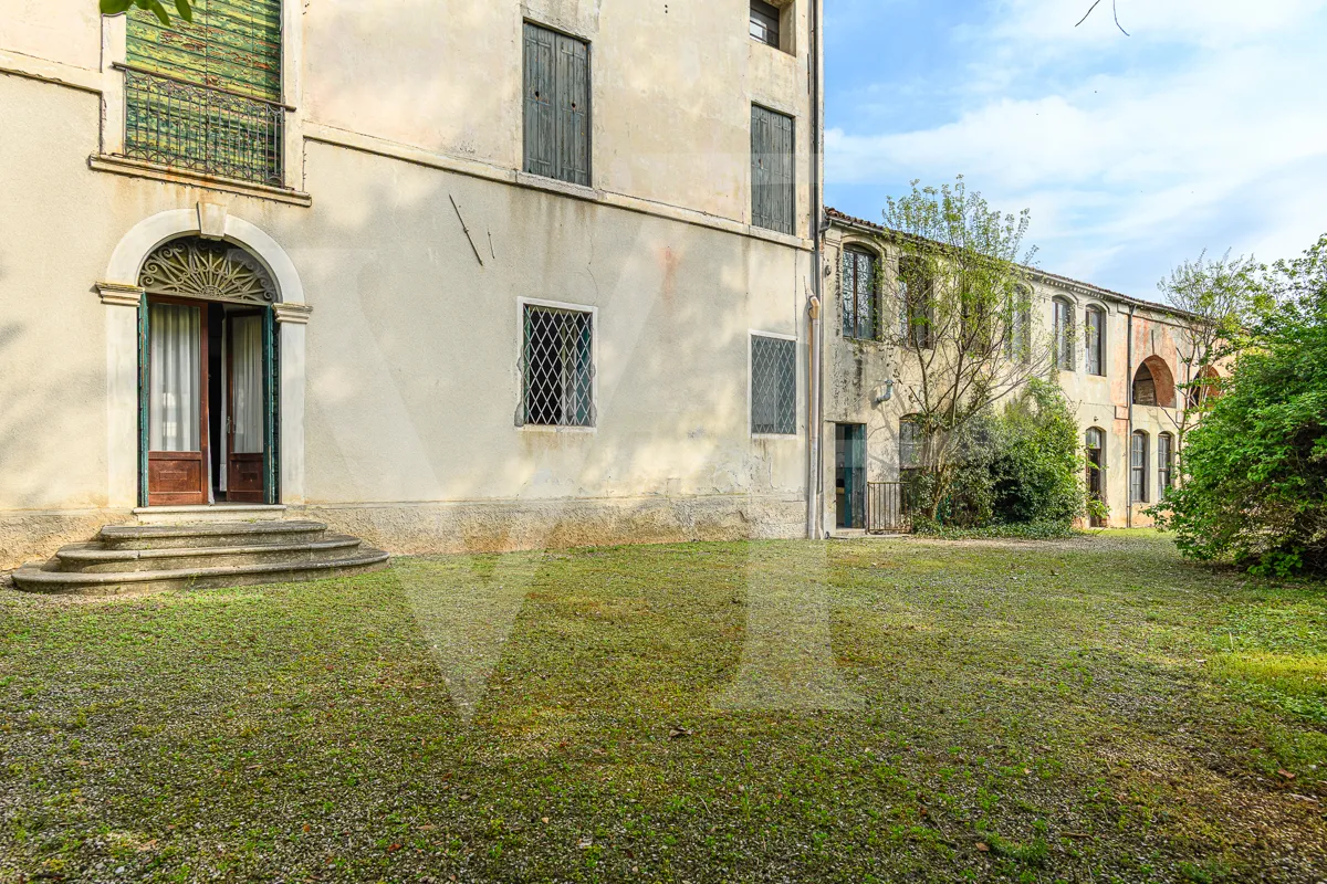 Historische Villa mit Park und handwerklichen Nebengebäuden