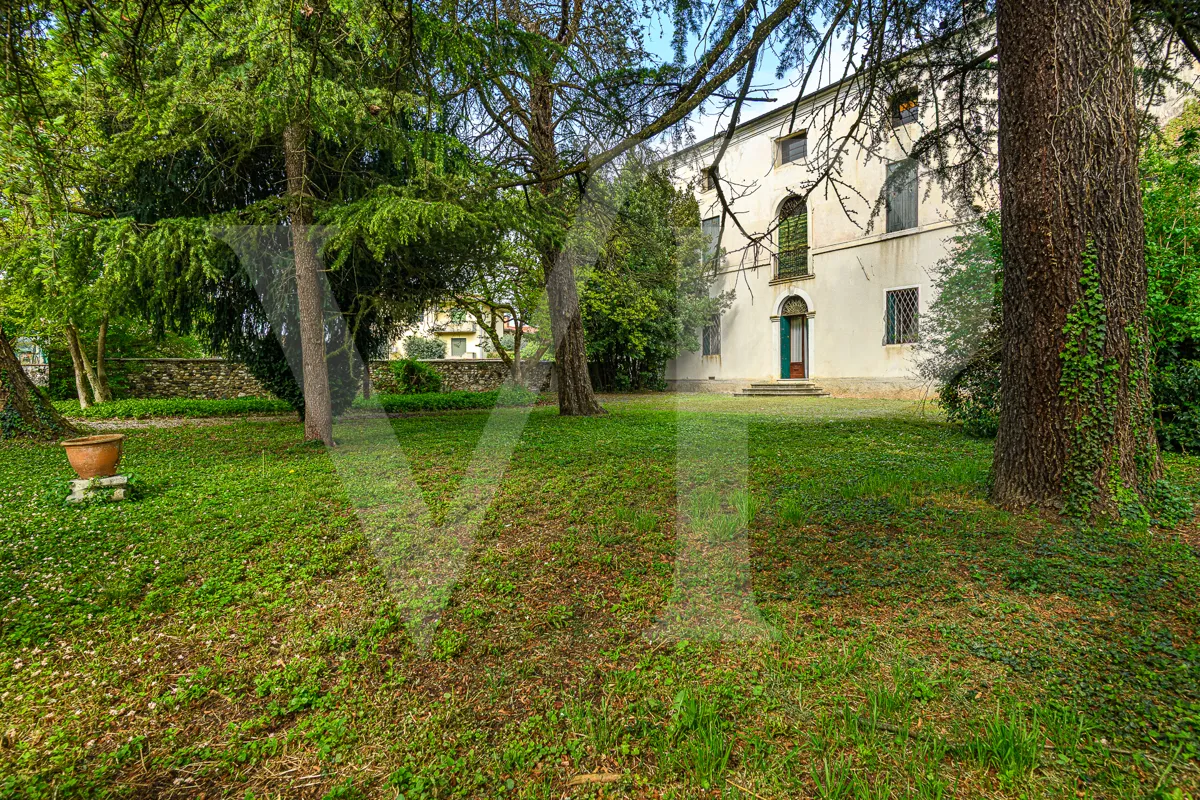 Historische Villa mit Park und handwerklichen Nebengebäuden