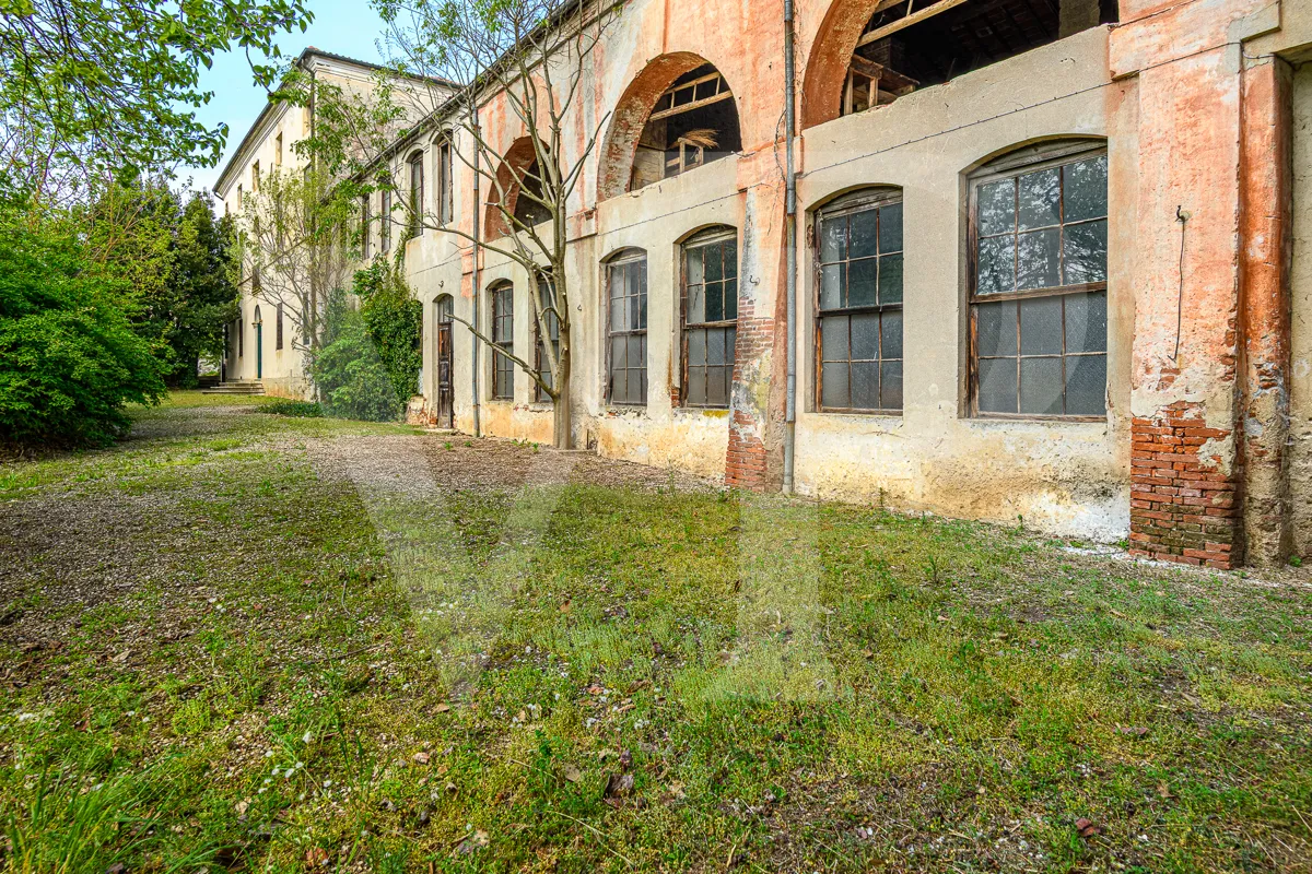 Historische Villa mit Park und handwerklichen Nebengebäuden