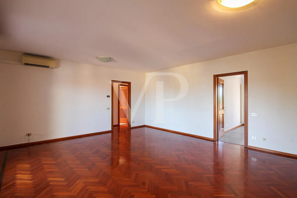 Three-room apartment with terrace and garage within walking distance of Ederle Barracks