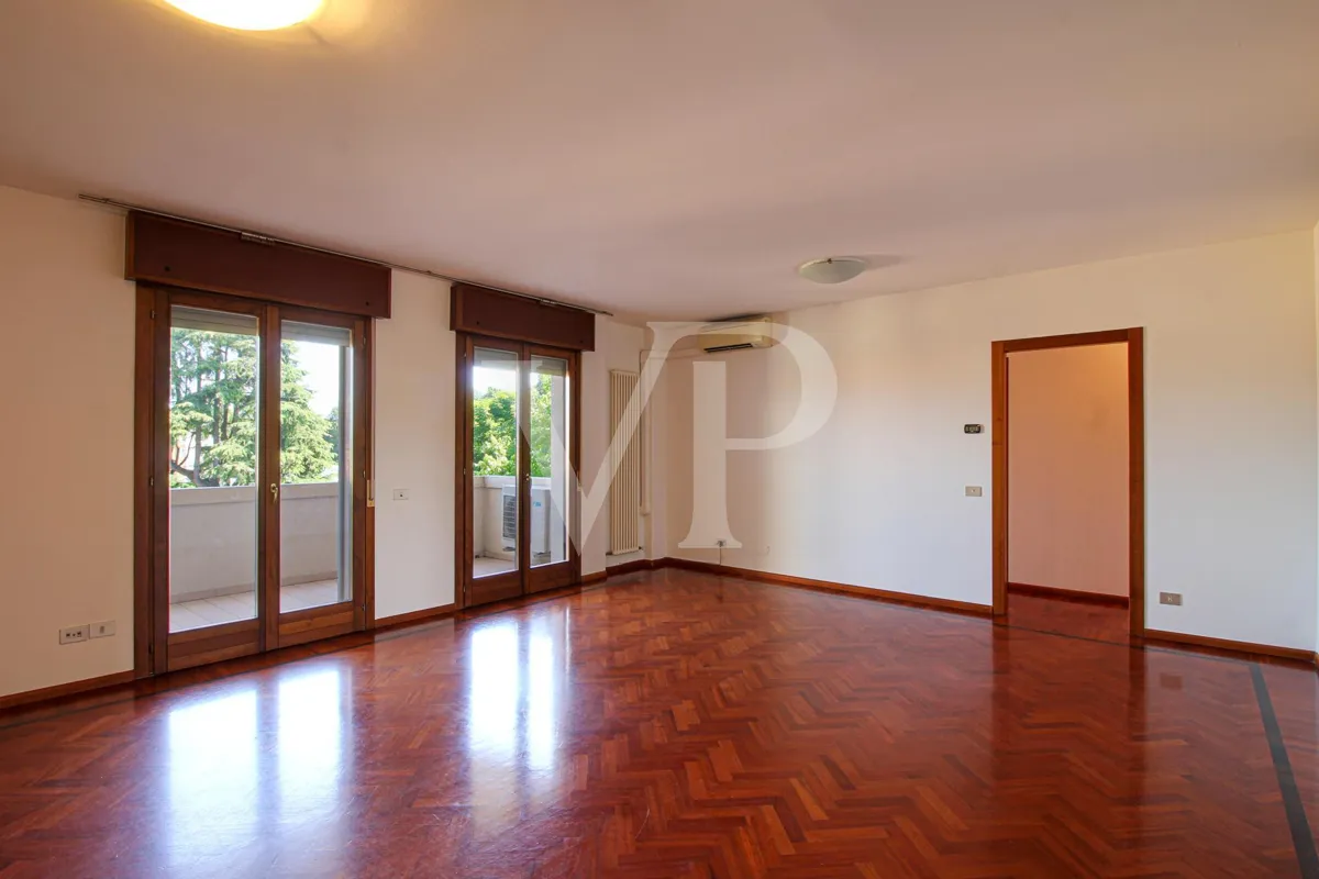 Three-room apartment with terrace and garage within walking distance of Ederle Barracks