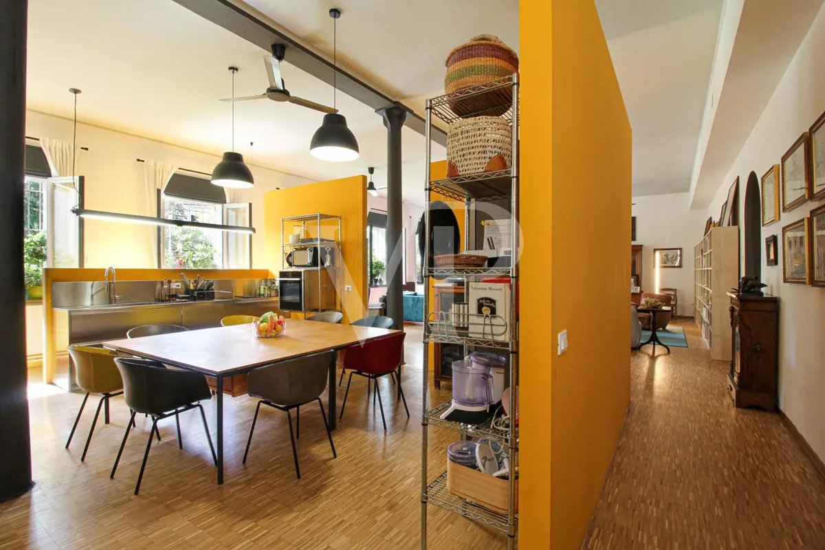 Exklusives Designer-Loft mit Gartenblick
