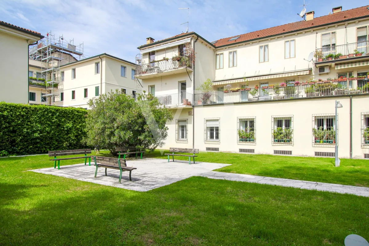 Exklusives Designer-Loft mit Gartenblick