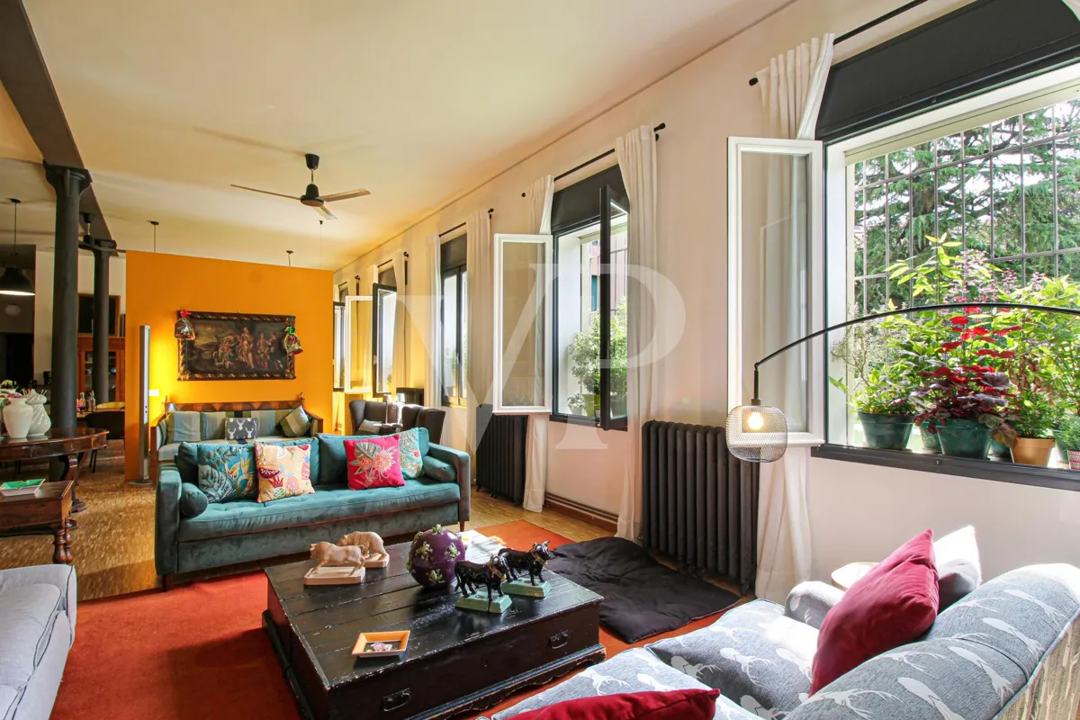 Exklusives Designer-Loft mit Gartenblick